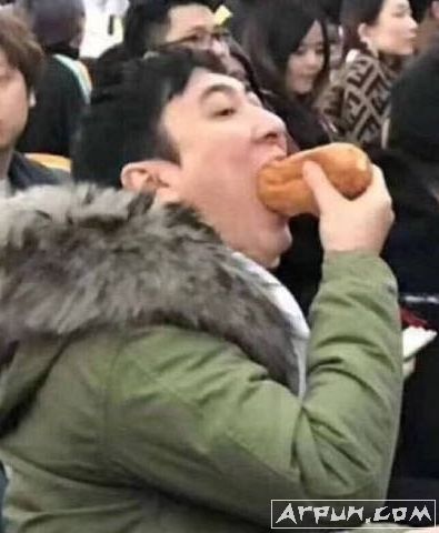 王思聪吃热狗表情包
