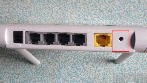 360路由器怎么恢复出厂设置?按住RESET按钮, 把360路由器恢复出厂设置